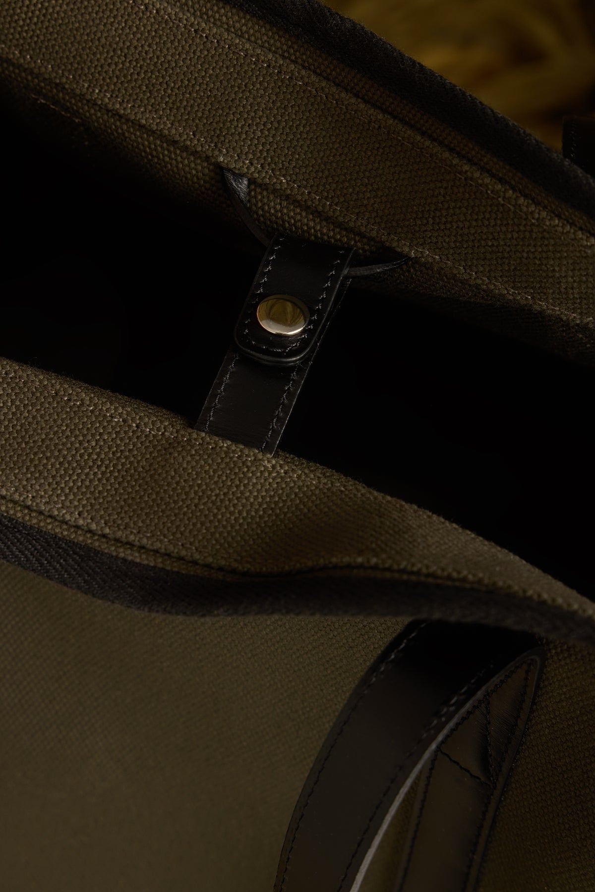 Canvas Tote in BLACK OLIVE