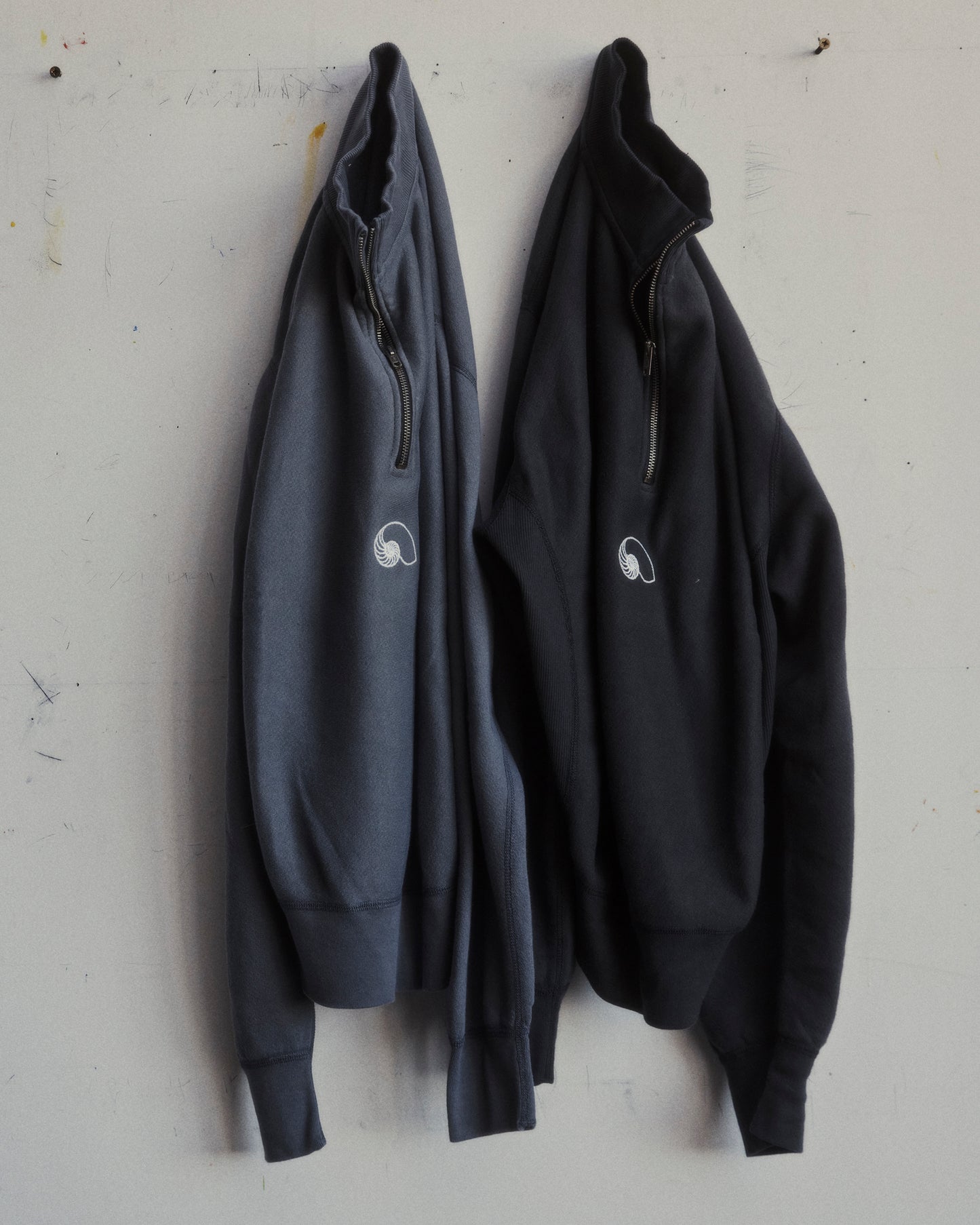 HALF ZIP SWEATSHIRT